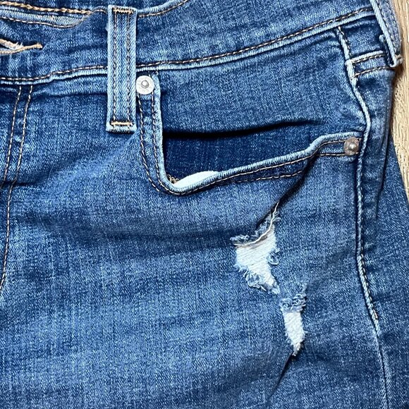 Levi's Medium Wash Mid Length Distressed Denim Shorts Size 29 / 6 - Picture 3 of 6